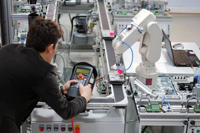 Industrial Robot Maintenance Cycle: By Time or Operating Hours? Methods for Developing a Plan