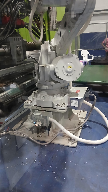 What are the manifestations of a loose robot base? Vibration, accuracy, and base foot inspection